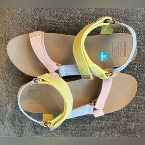 Brand new REEF Cushion Rem Hi Women's Platform Sandal size 9
